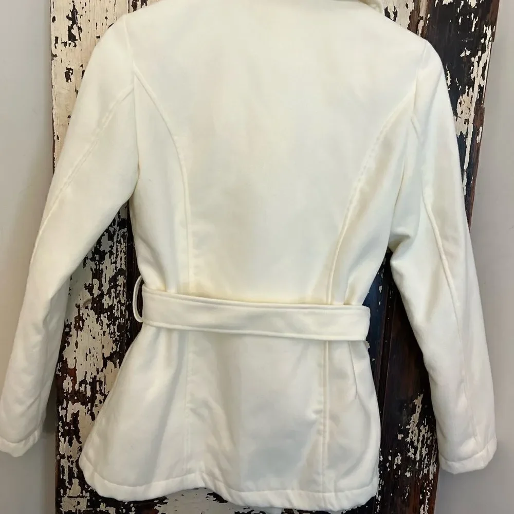 Me Jane Women’s White lightweight fall/winter coat. Size Medium.
